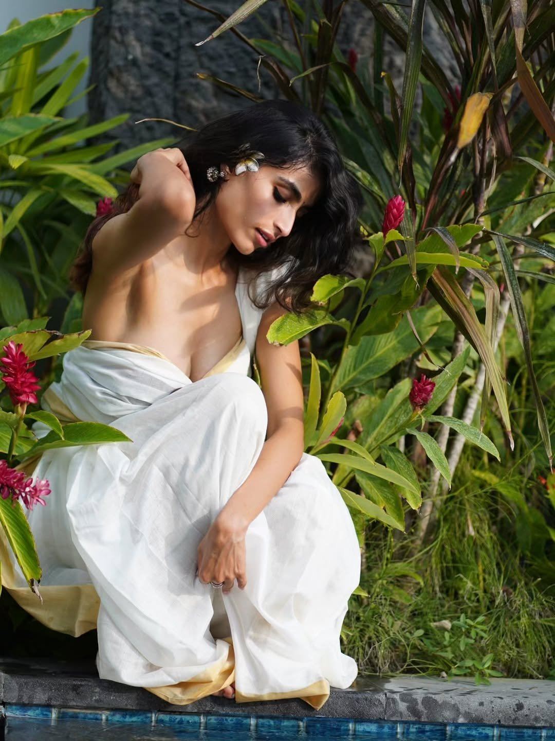 Nikita Sharma Flaunting Edgy Backless Saree Look