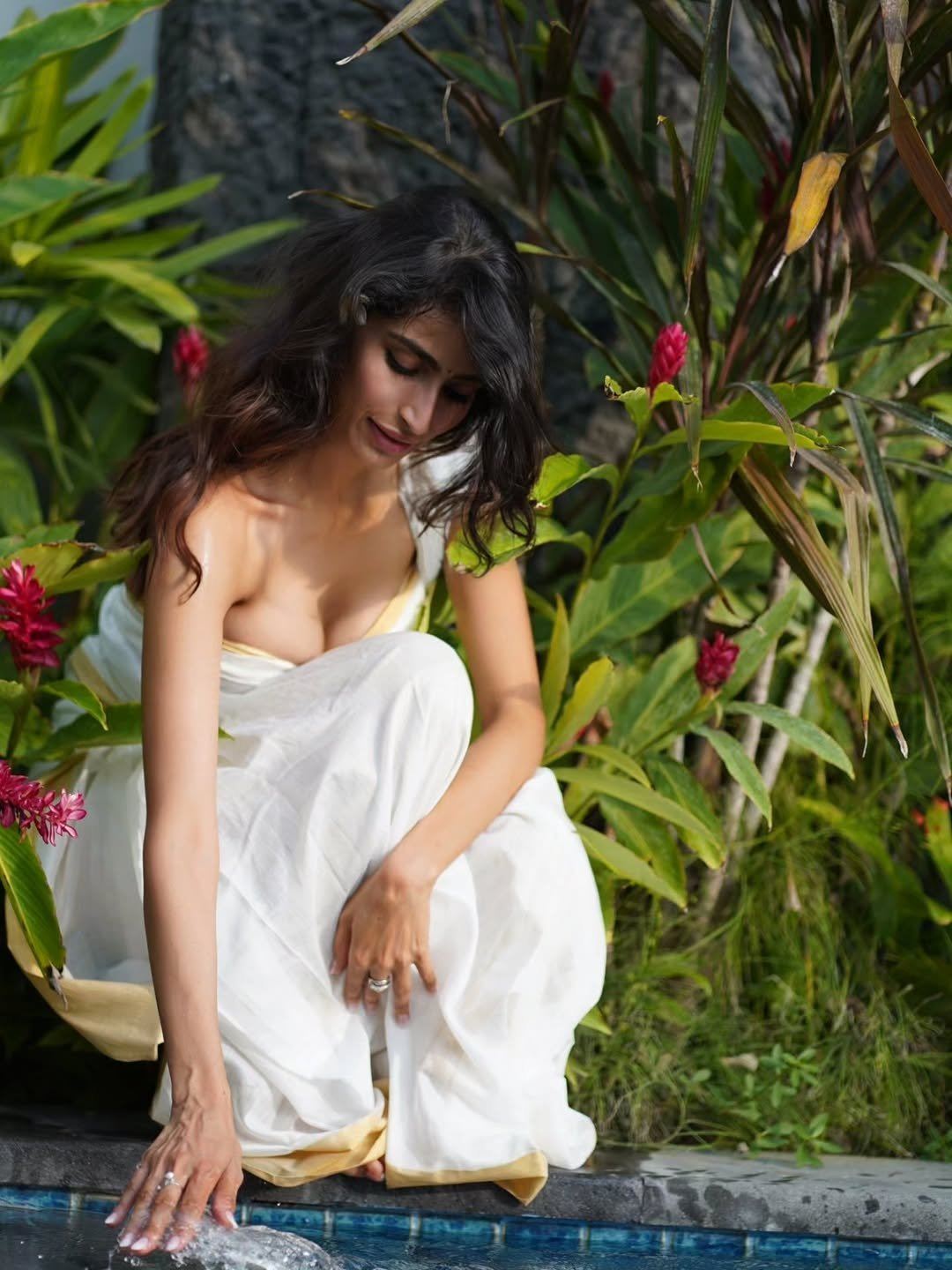 Trendy Desi Saree Poses From Diva Nikita Sharma.