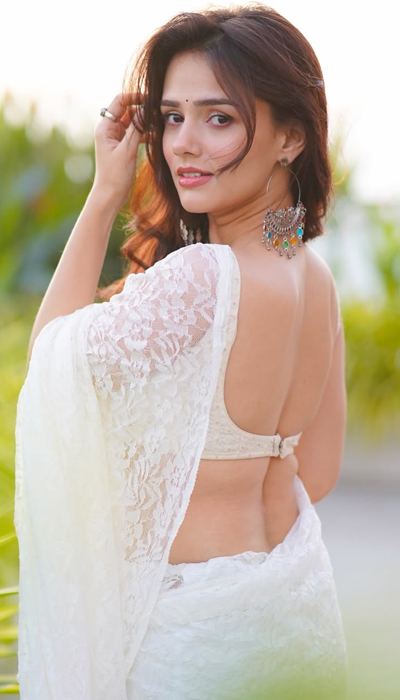 Nishi Saxena Rocks Sizzling White Lace Fashion!