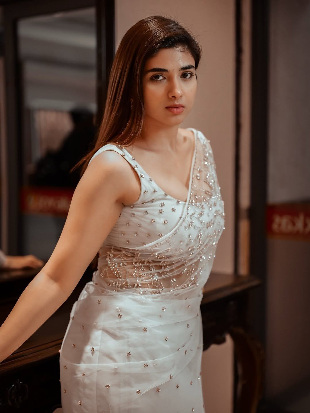 Trendy White Saree Poses From Diva Pragya Nagra