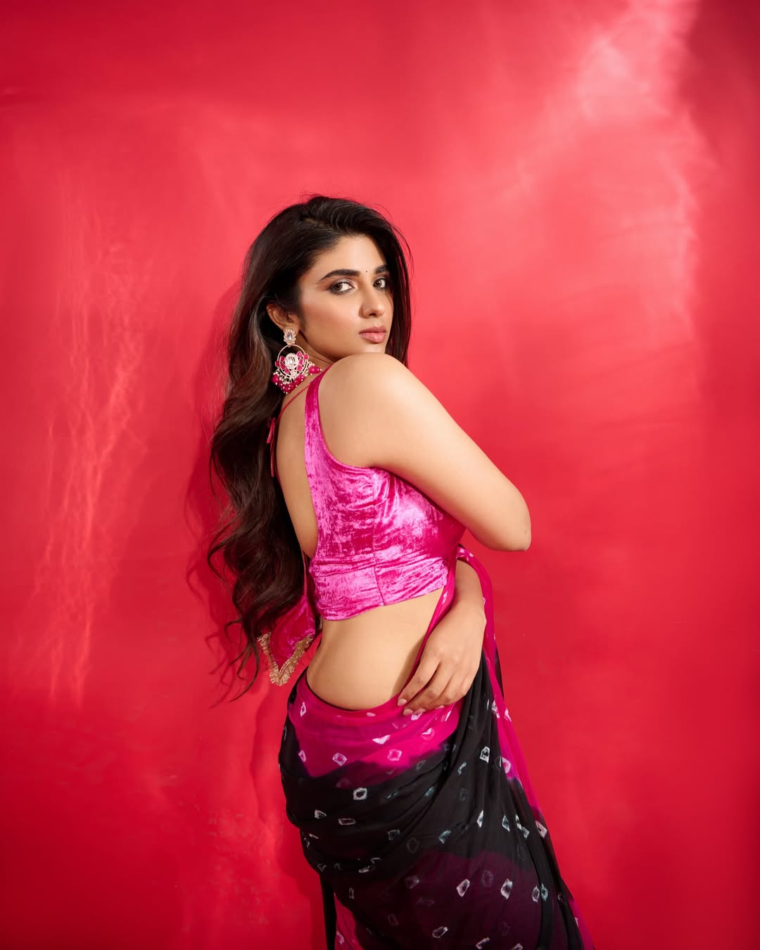 Trendy Bandhani Saree Poses From Pragya Nagra .