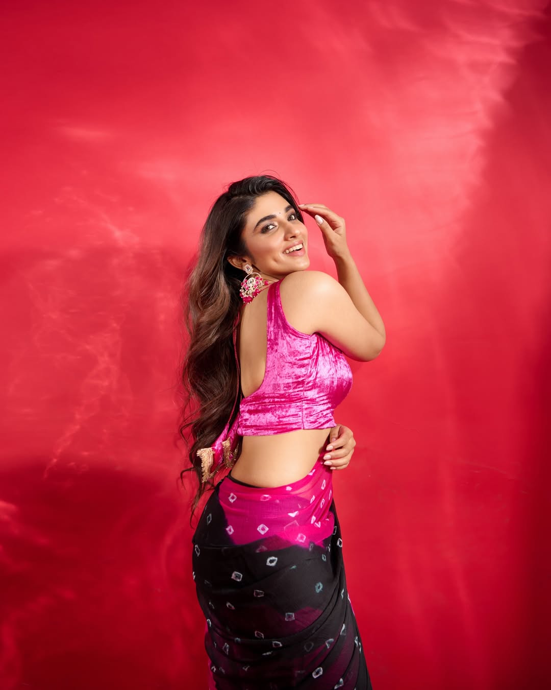 Pragya Nagra Showcasing Sleek Saree Silhouette !
