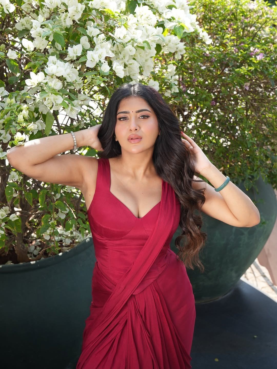 Rashi Singh Posing Boldly In Maroon Corset Saree