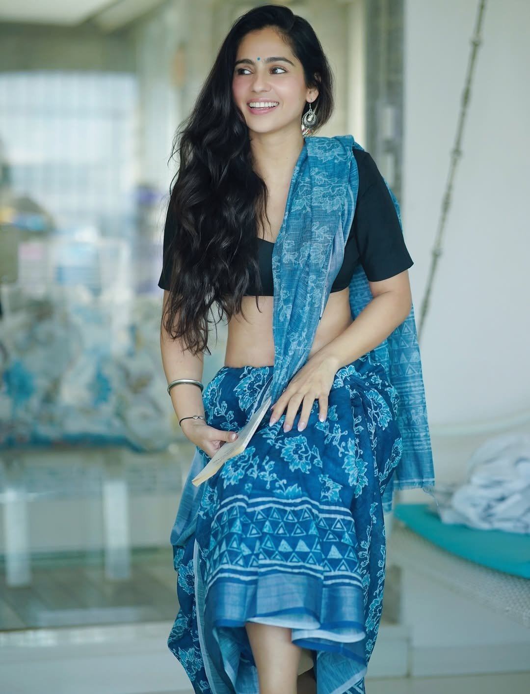 Gorgeous Diva Showing Off Toned Midriff Curves!