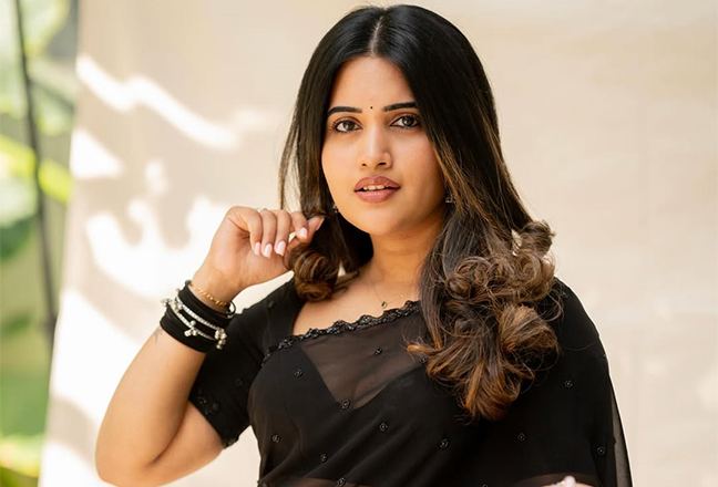 Sravanthi Chokavarapu Slaying In A Trendy Saree.