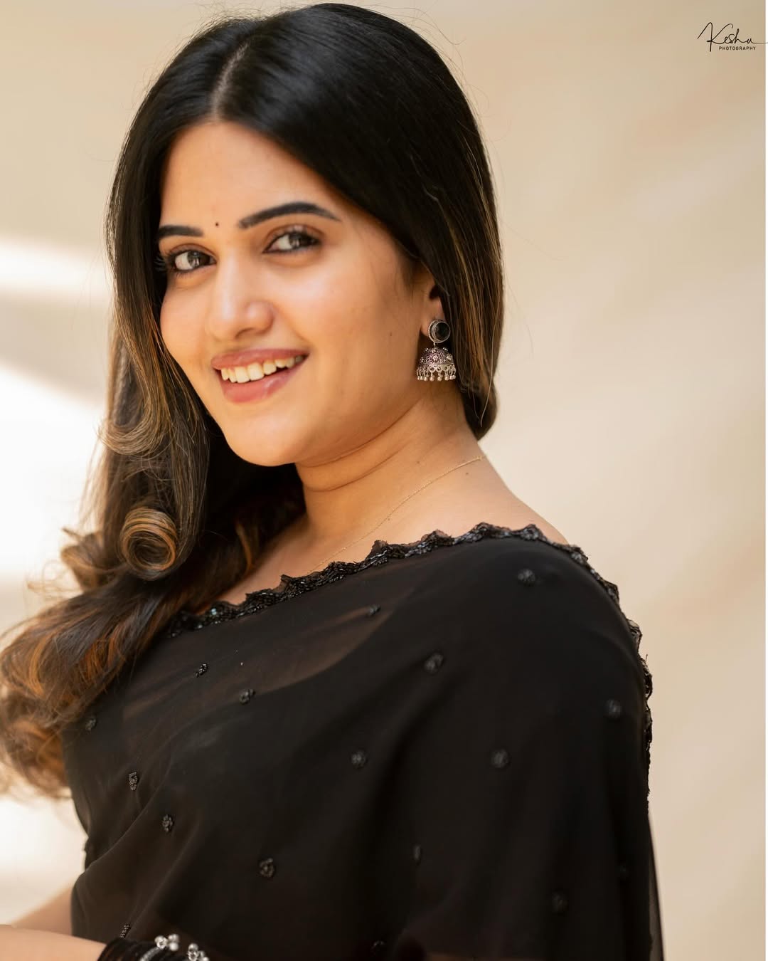 Sravanthi Chokavarapu Flaunting Edgy Saree Poses