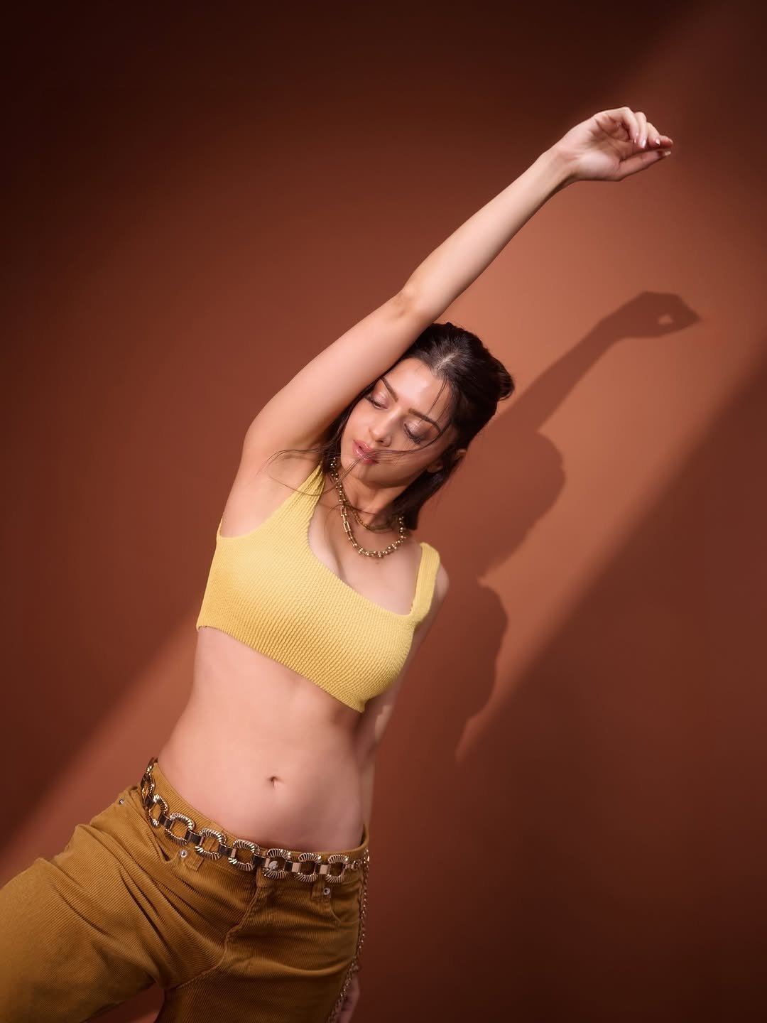 Stylish Vedhika Rocks A Trendy Gold Chain Belt.