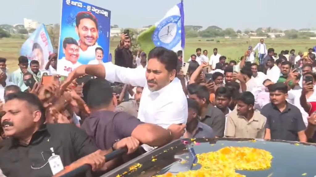 YSRCP cadre during Jagan Vijayawada tour
