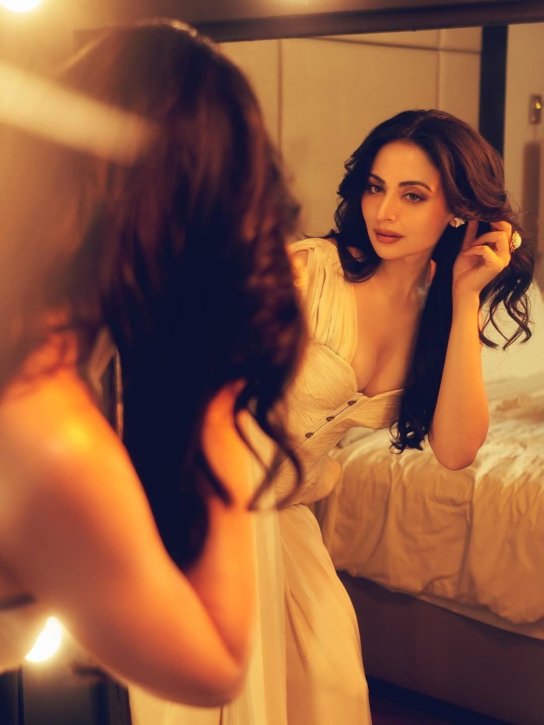 Zoya Afroz Vintage Mirror Light Pose