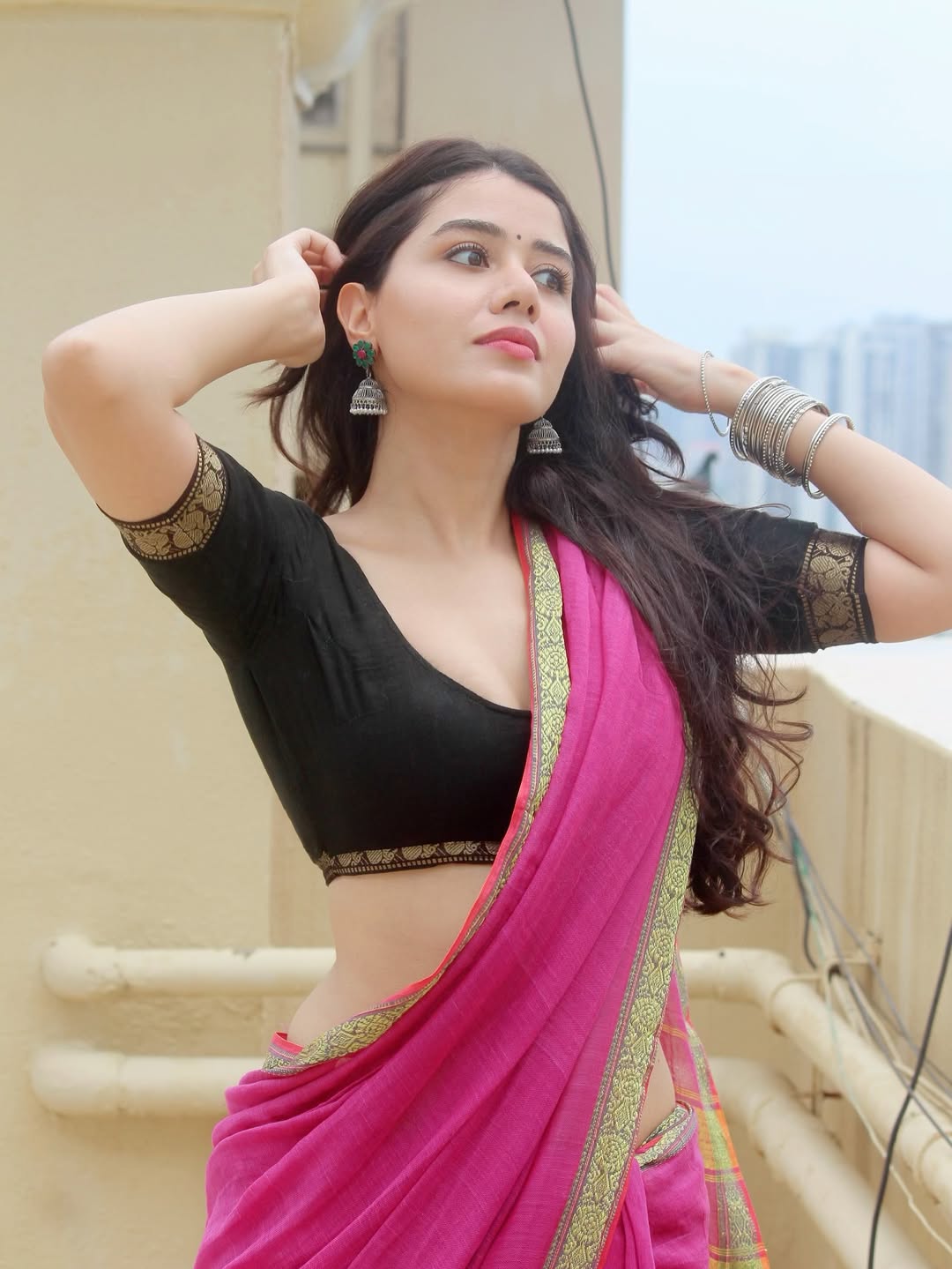 Aarti Chhikara Showcases Trendy Ethnic Saree Poses