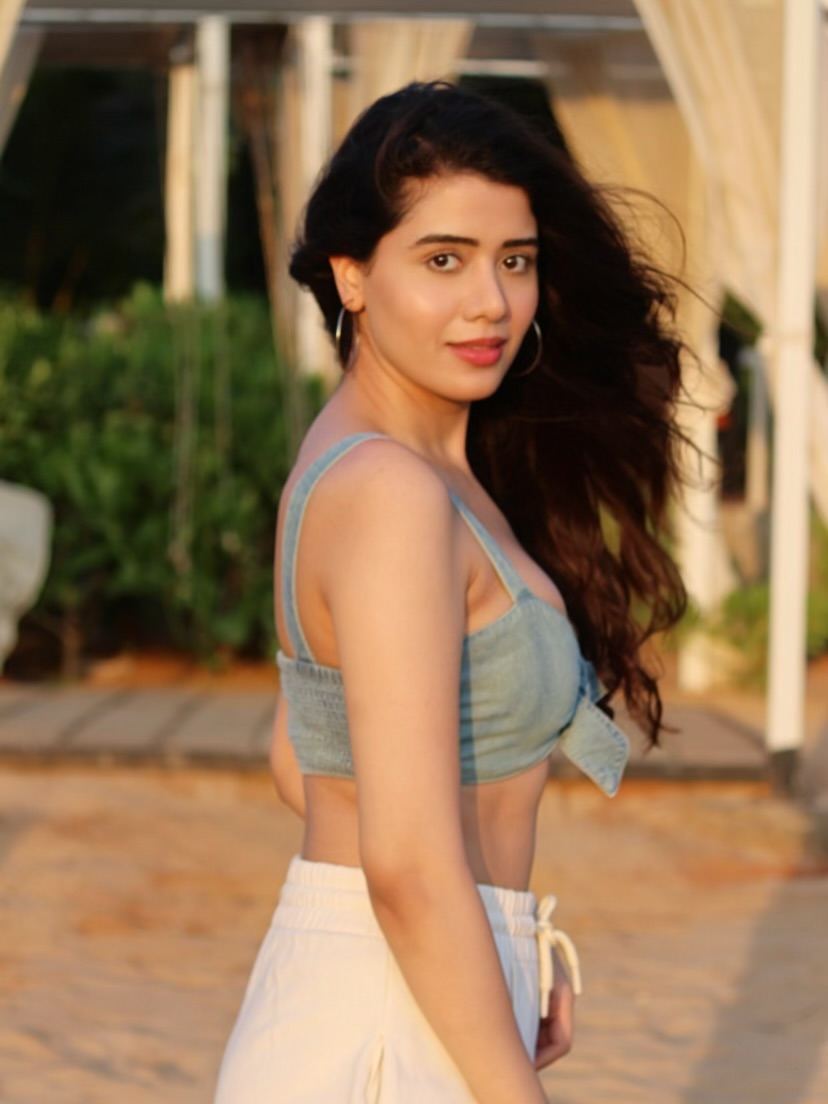 Aartii S Chhikara Flaunting Toned Midriff Area