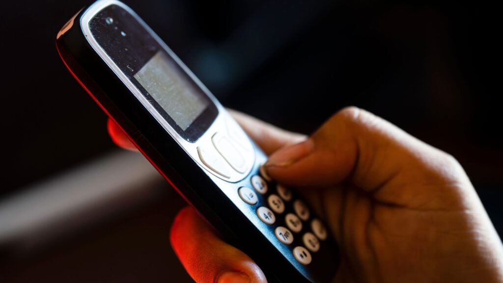 Adults switching to dumbphones