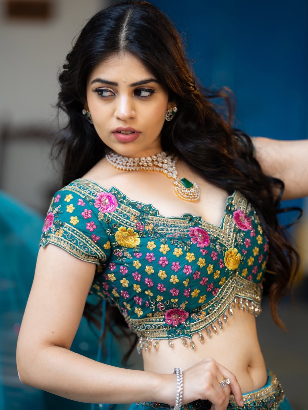 Bandhavi Sridhar Elegant Midriff And Navel View