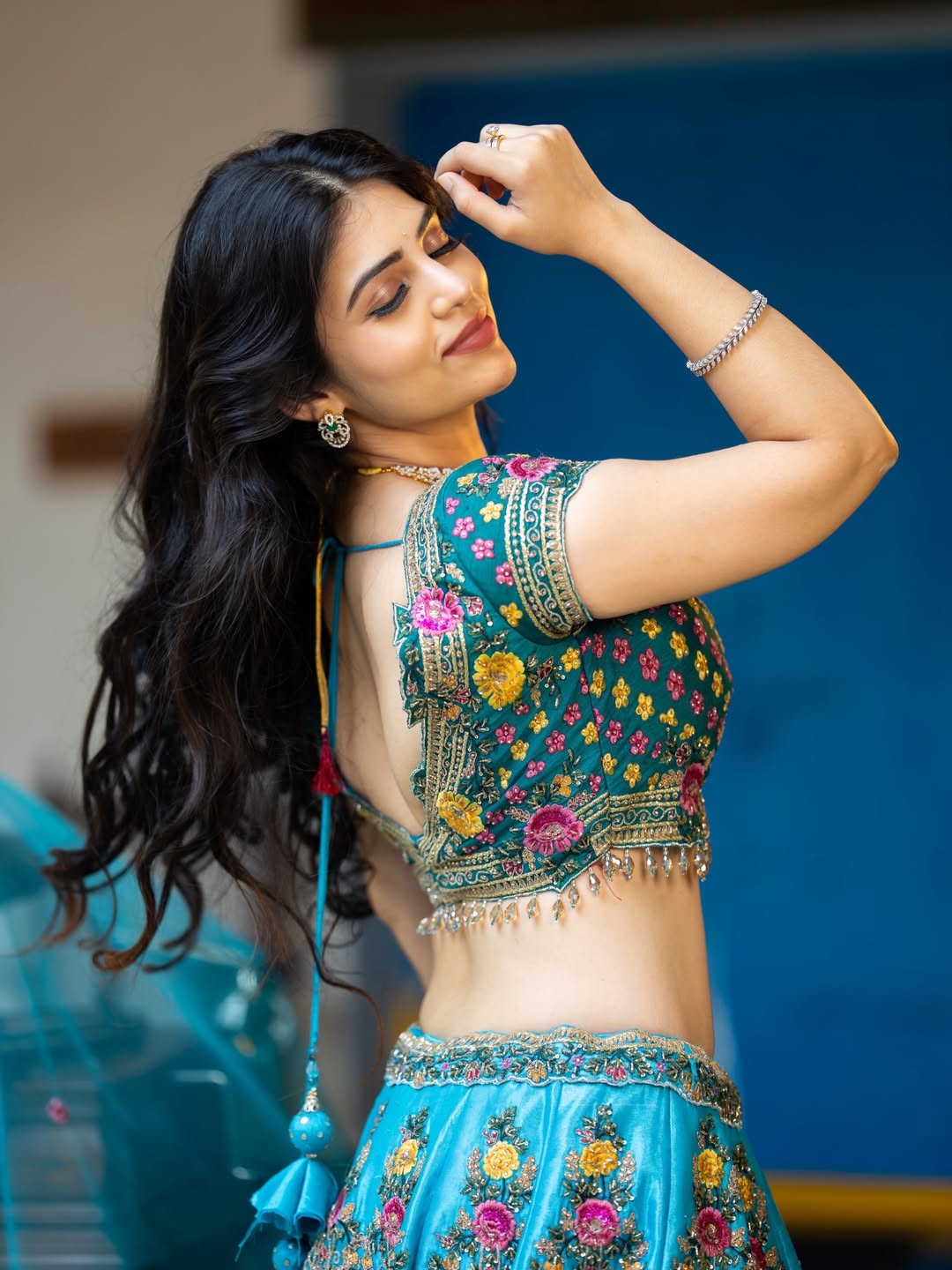 Bandhavi Sridhar Stylish Navel Reveal In Lehenga
