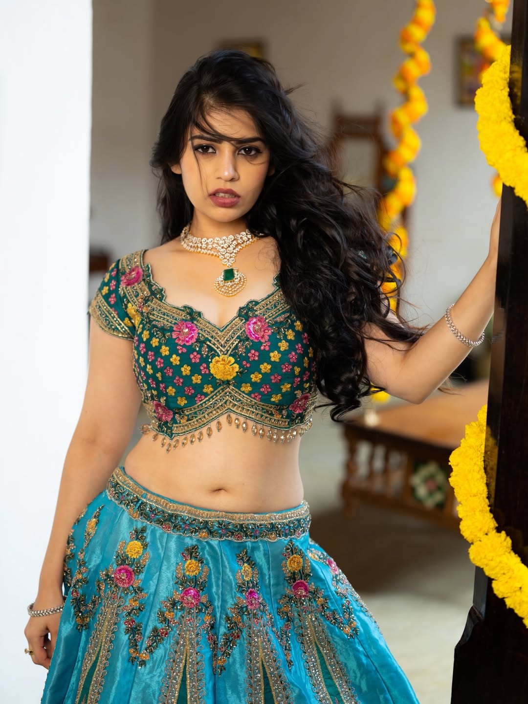 Bandhavi Sridhar Graceful Navel Show By Pillar