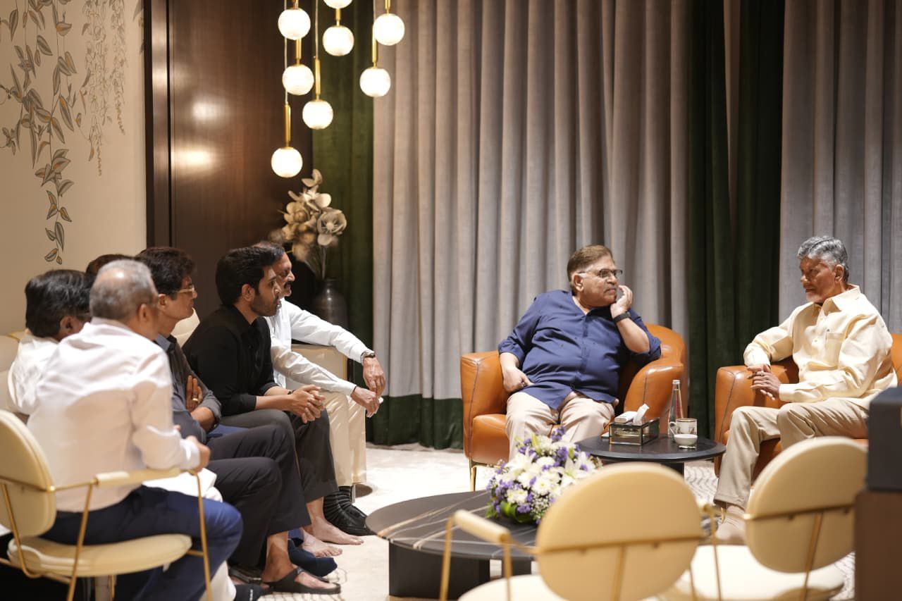 Chandrababu Naidu Conversing With Allu Aravind
