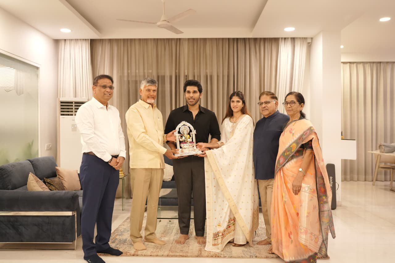 CBN Presenting A Sacred Idol To The Newlyweds