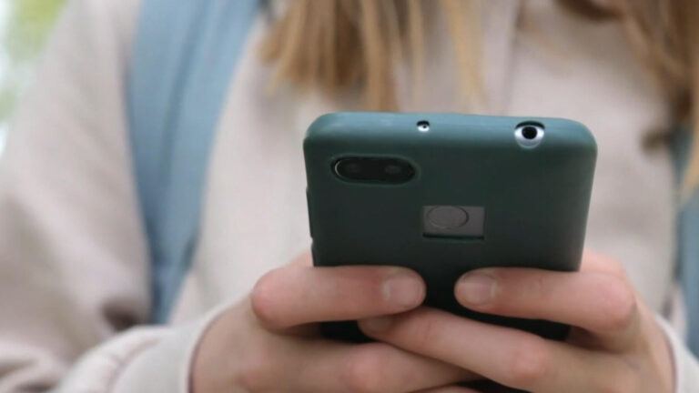 Children dancing to Bollywood item songs