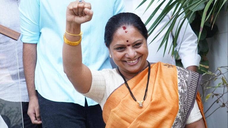 Kavitha visiting Tirumala temple