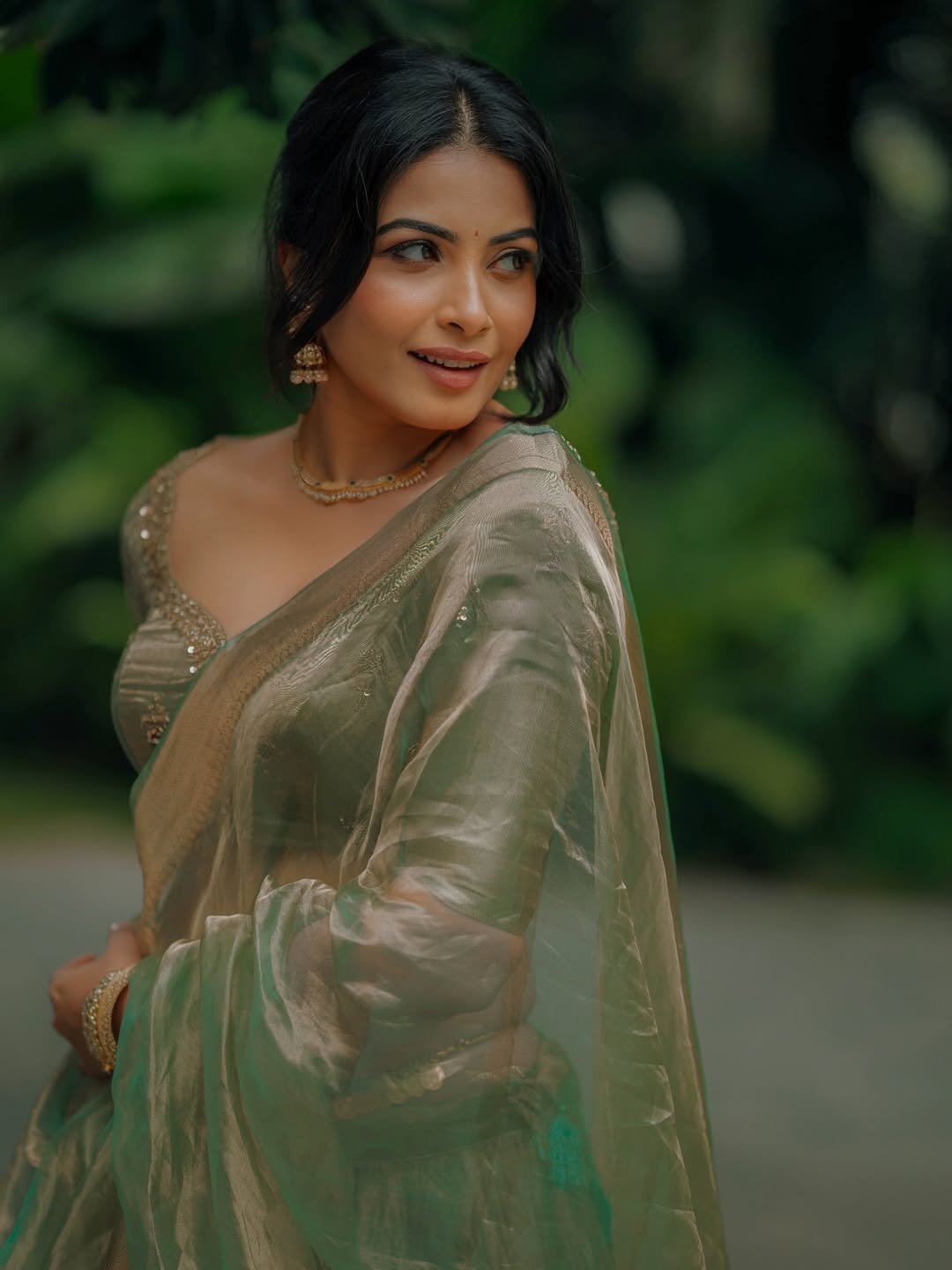 Kavya Shetty Stylish Saree Moment