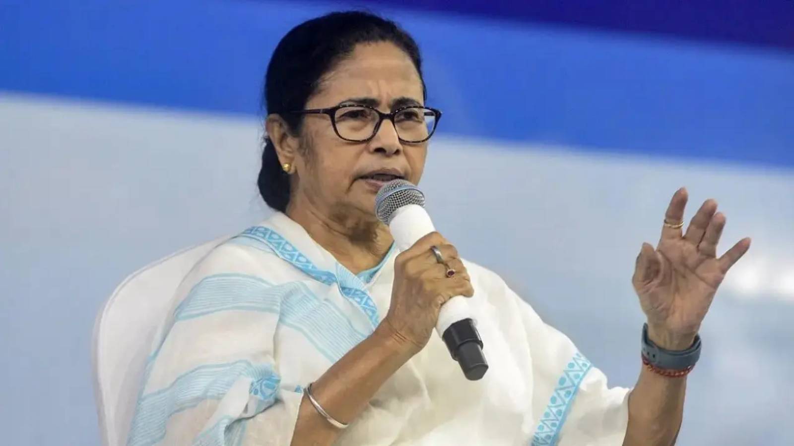 mamata-banerjee-faces-heat-over-murmu-protocol-row