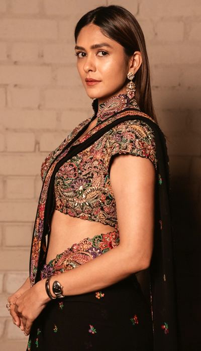 Confident Expression Of Mrunal Thakur In Saree