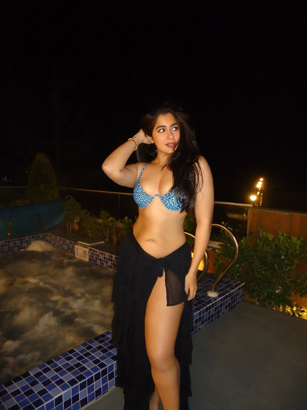 Nikita Sharma Flaunting Curves In A Slit Skirt