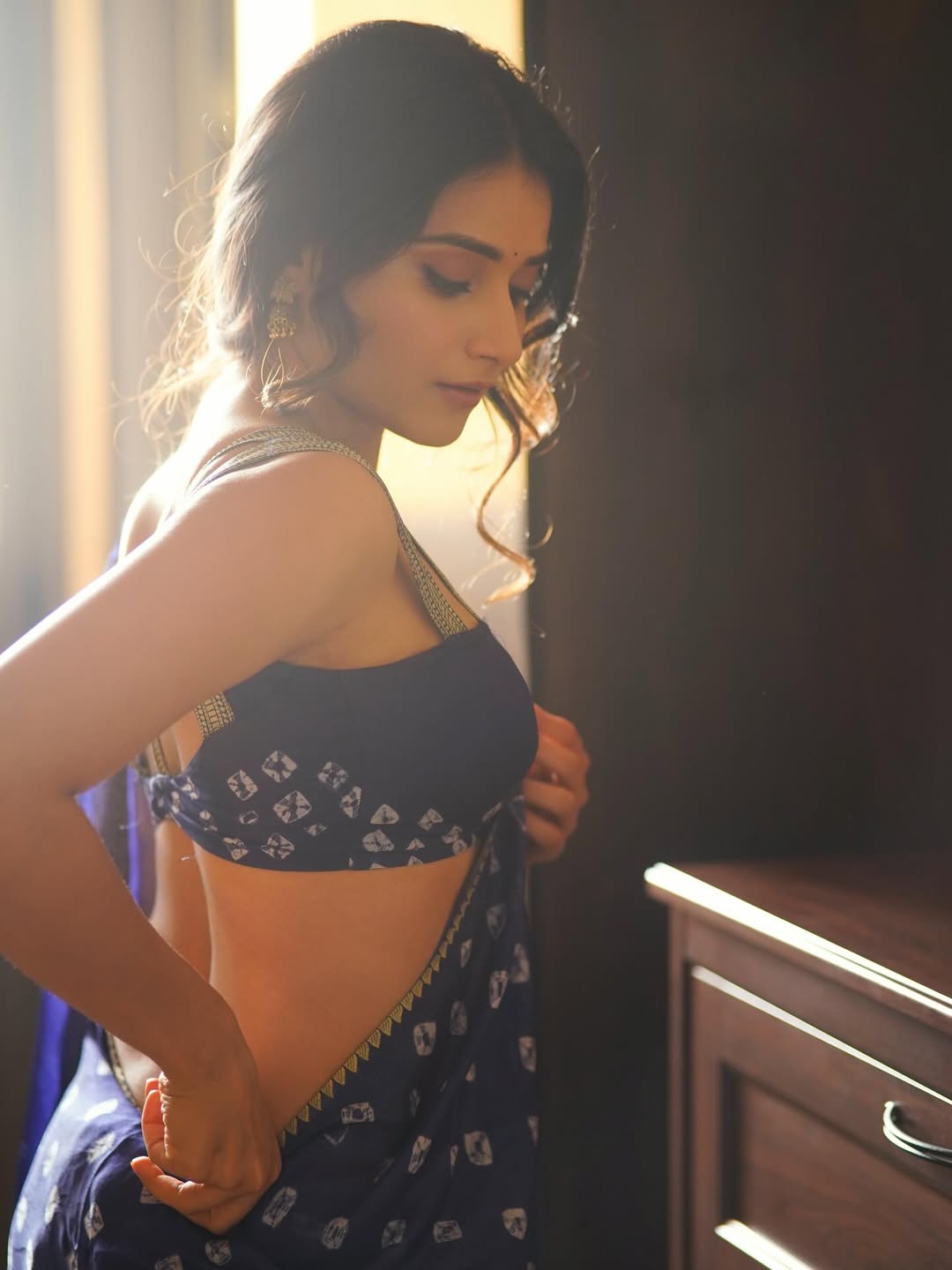 Prisha Singh Flaunting Elegant Golden Jhumkas