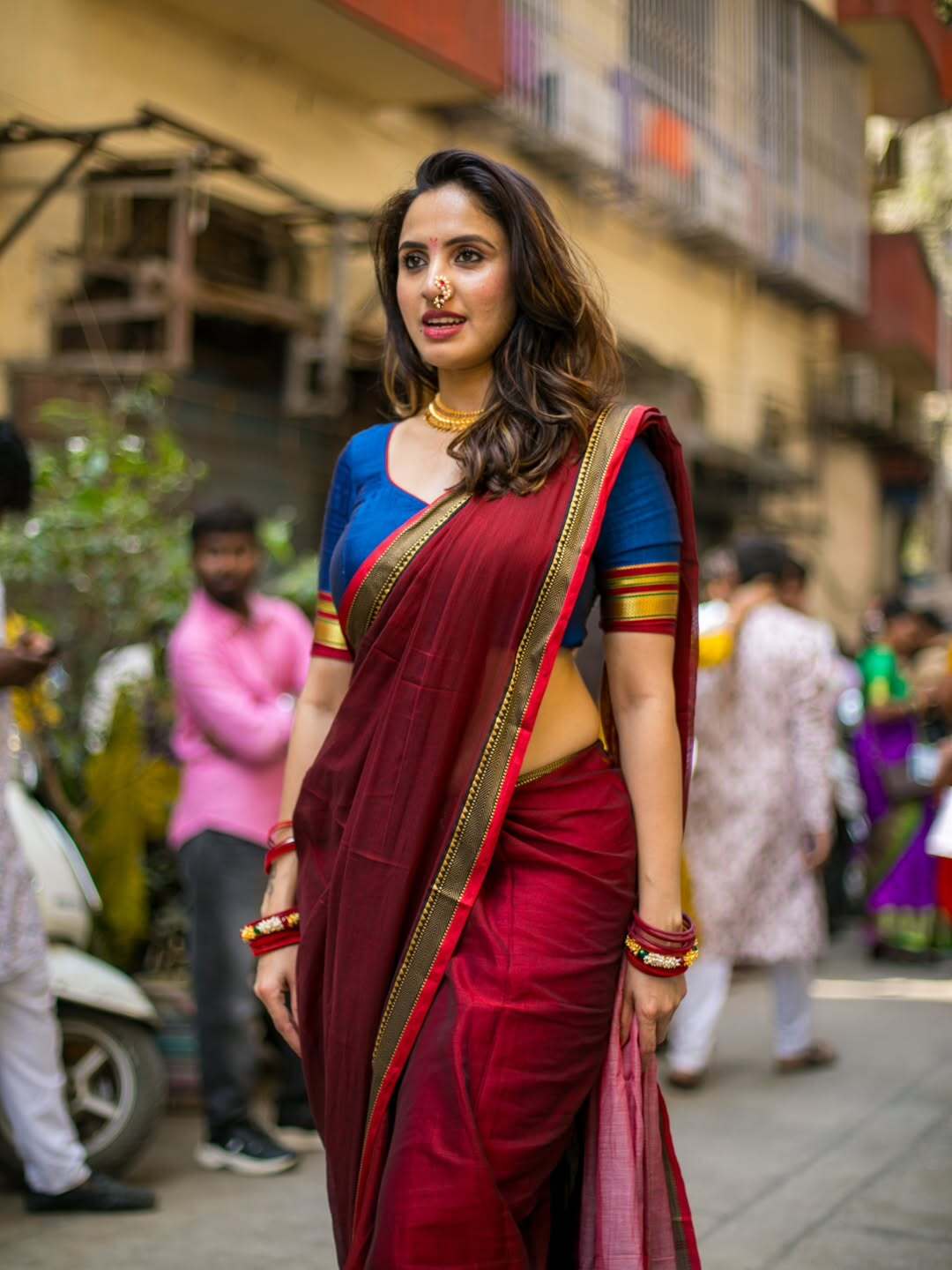 Priyanka Kholgade Flaunting Toned Navel In Desi