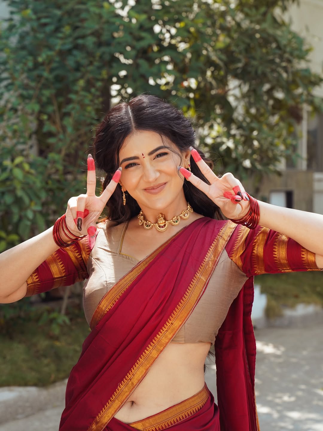Rashi Singh Flaunting Toned Navel In Desi Set