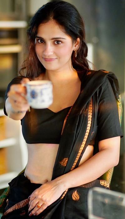 Rose Sardana Bold Ethnic Style Navel Shot