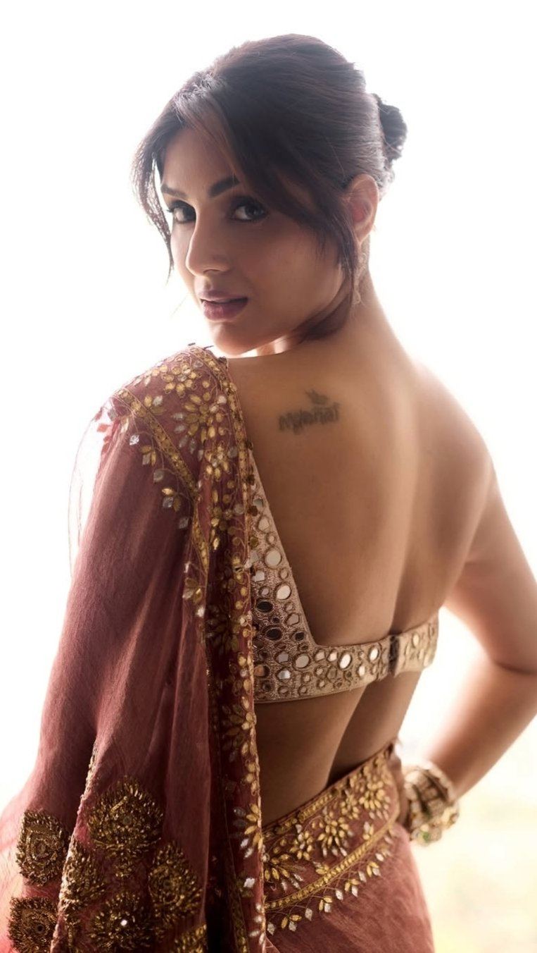 Samyuktha Menon glamorous saree look