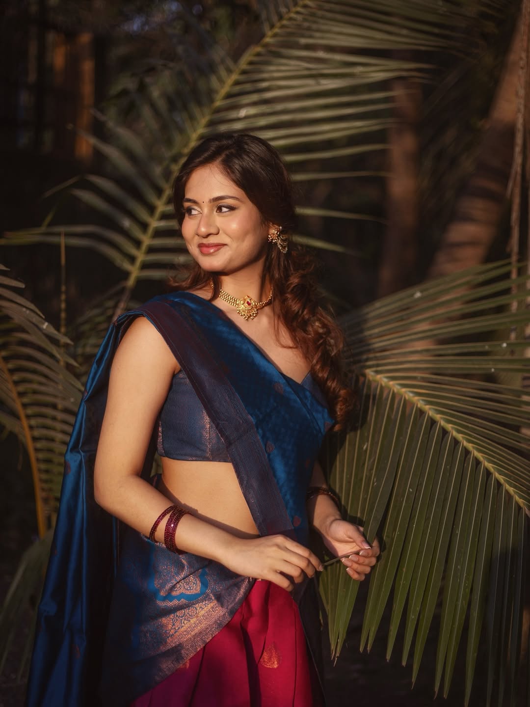Srushti Bannatti Flaunting Toned Navel In Desi