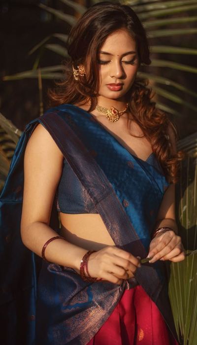 Srushti Bannatti Poised In Saree Midriff View