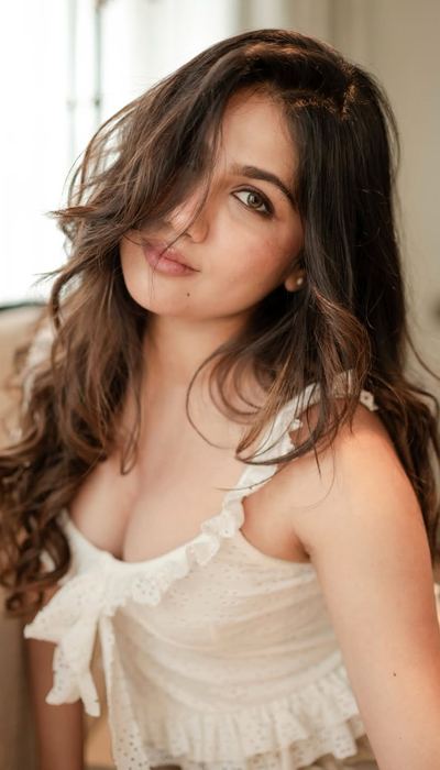 Pics: Bhuvaneshwari Plays It Teasing, Yet Hot