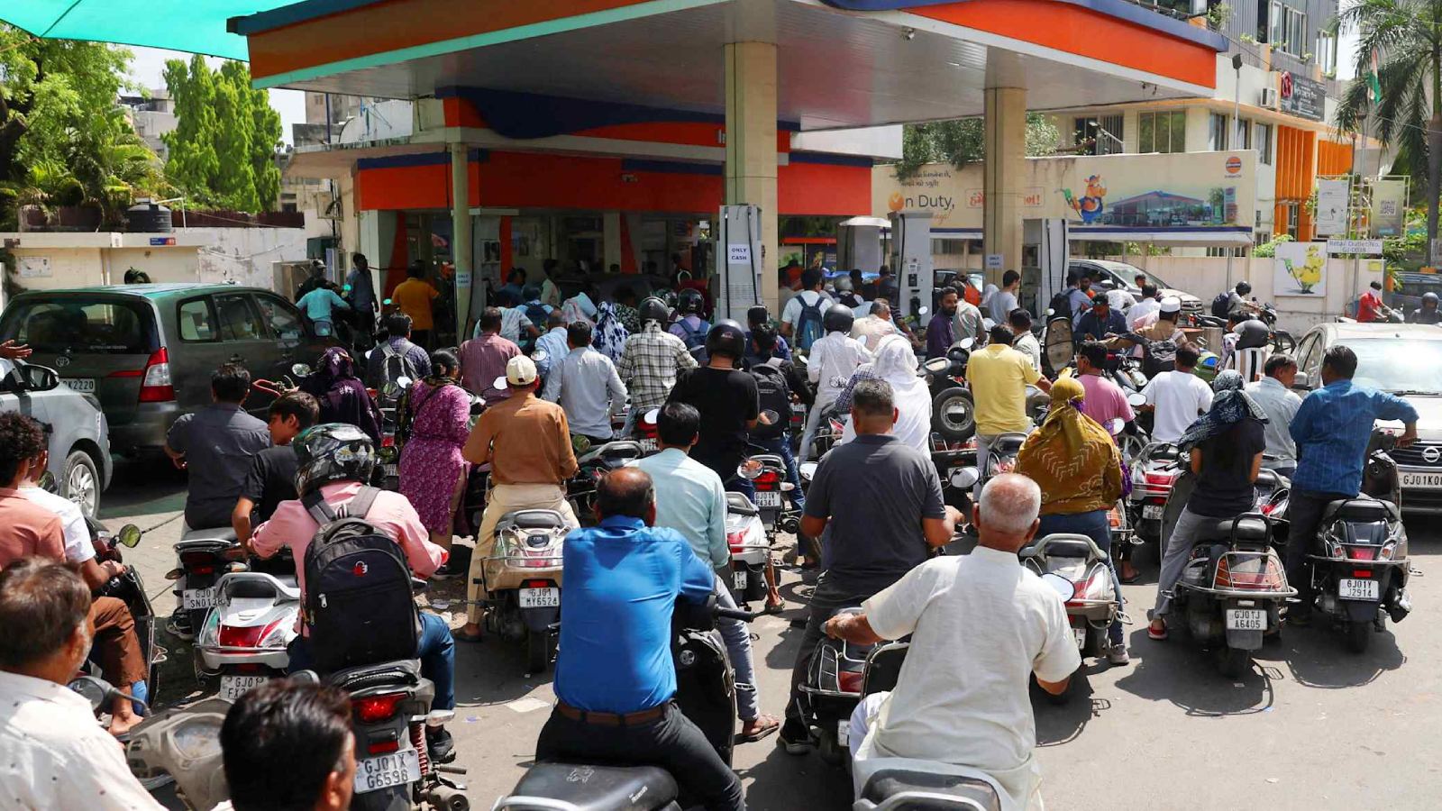 Fuel queues at petrol bunks AP