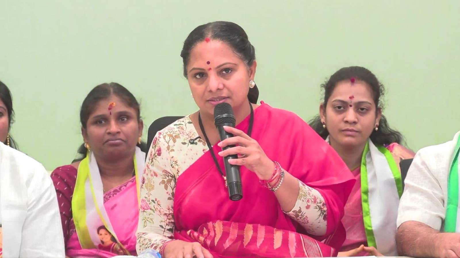 Kavitha Wants KCR To Retire Immediately?
