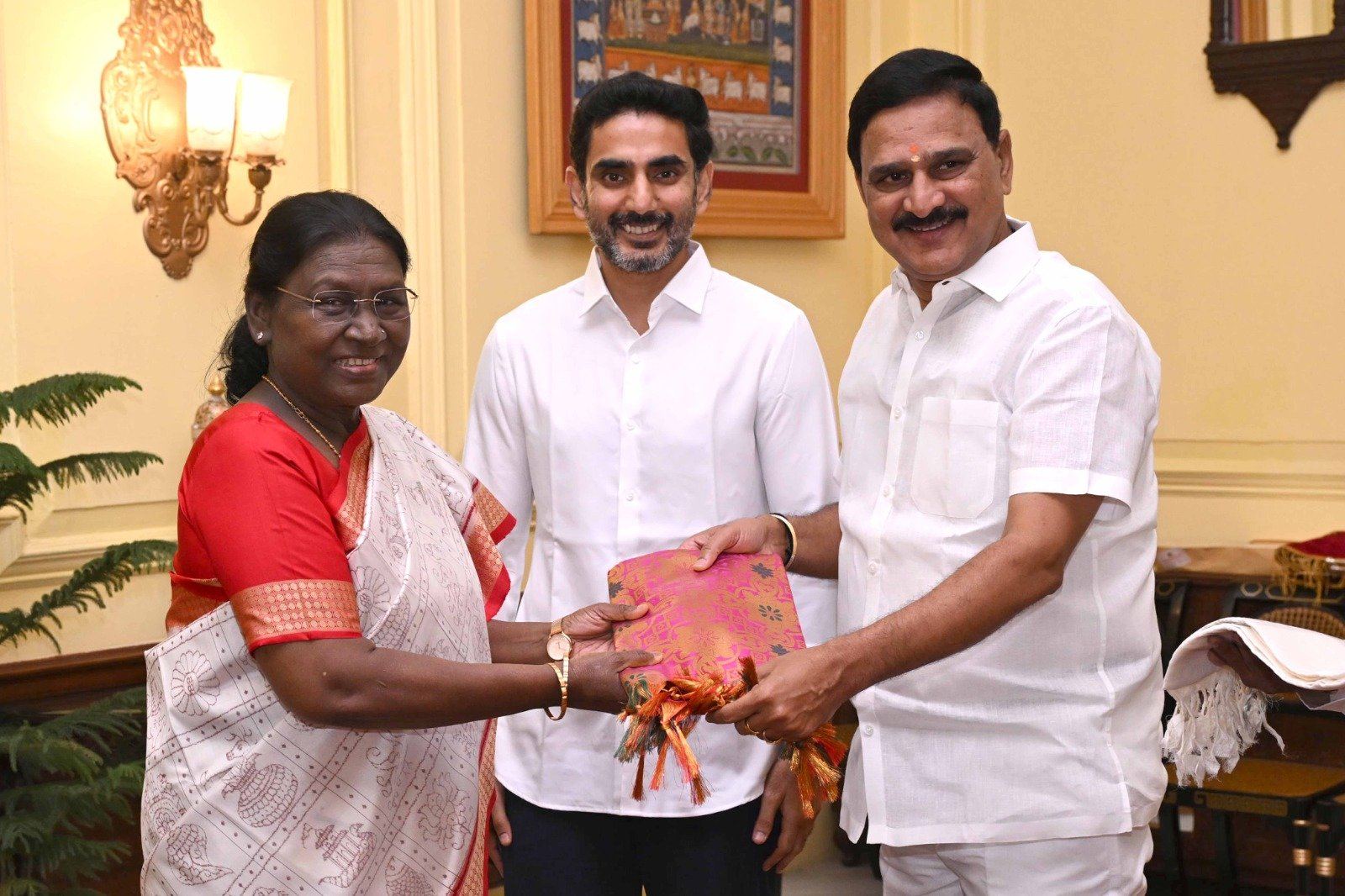 President Murmu Gifting Pink Silk To Nara Lokesh