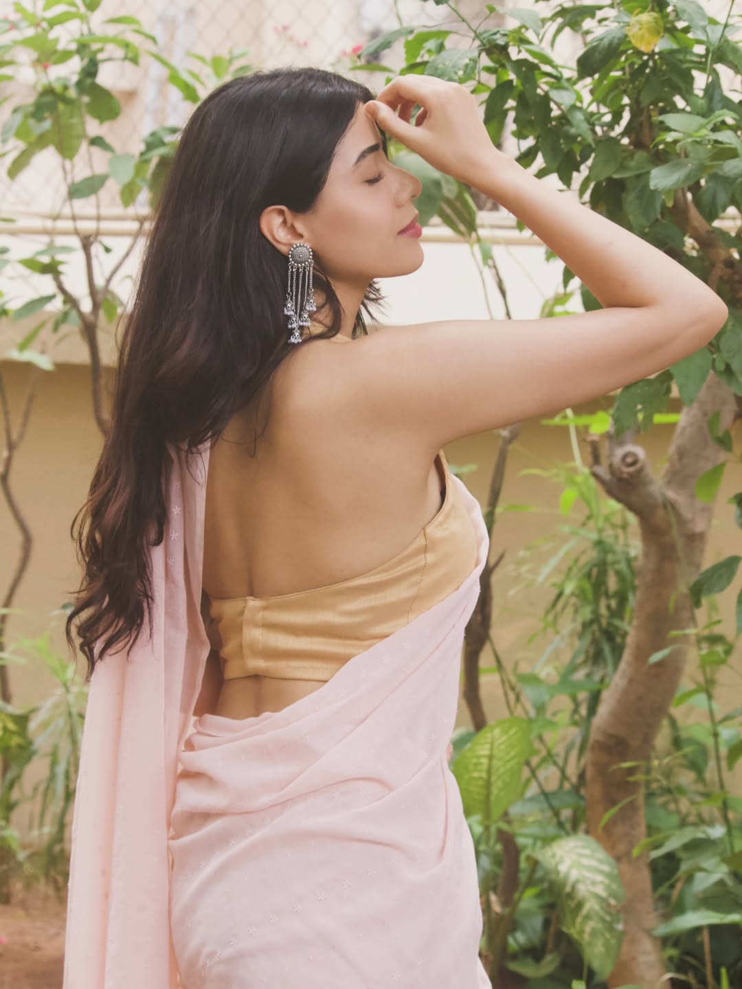 Aarti Chikara Leaning On Balcony Side Profile Pic