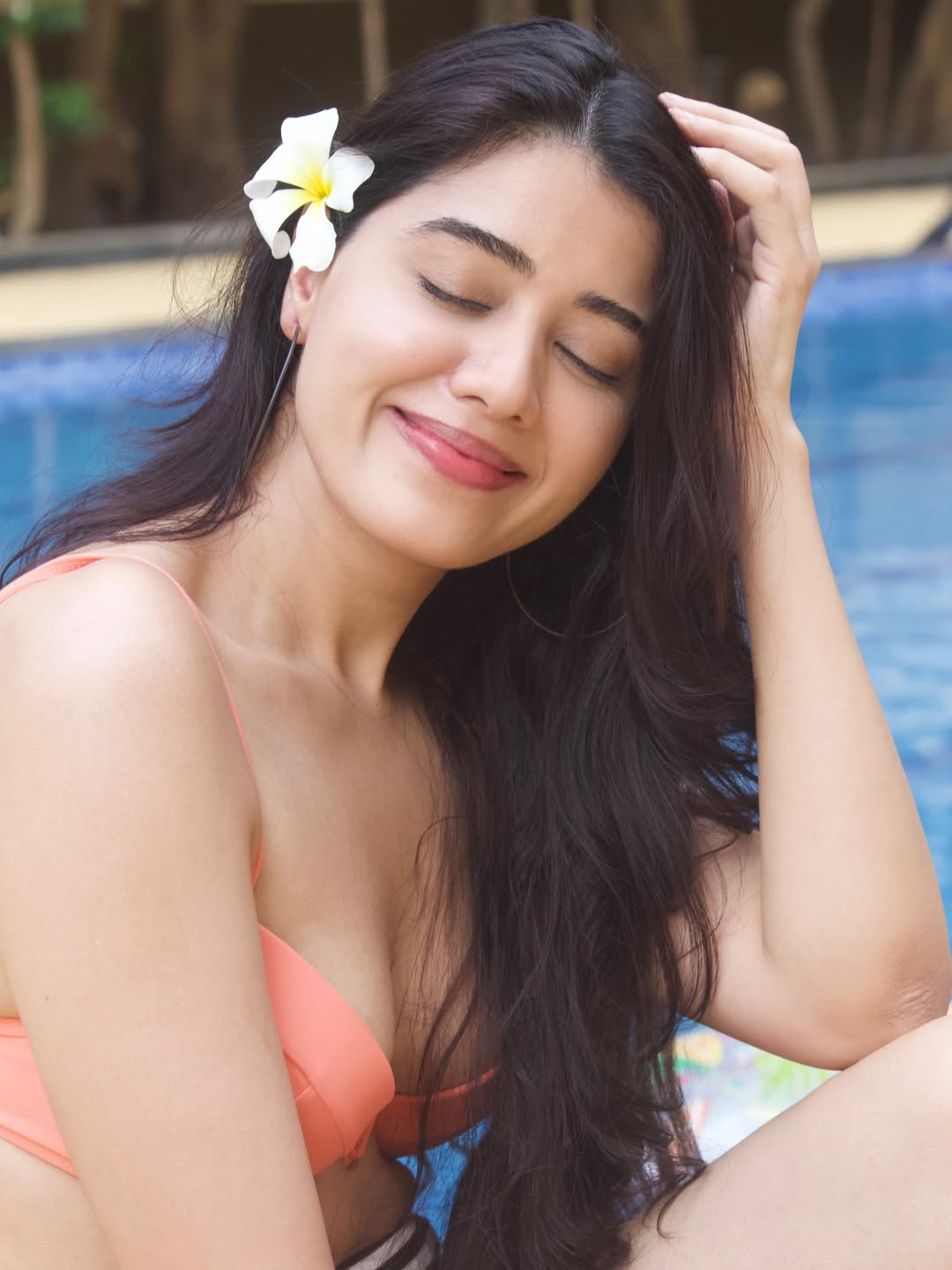 Aarti Chikara Posing With Closed Eyes In Water