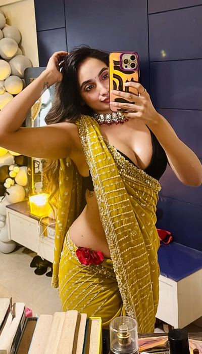 Pics: Aparna Reddy Stuns In Gorgeous Mirror Selfie Poses