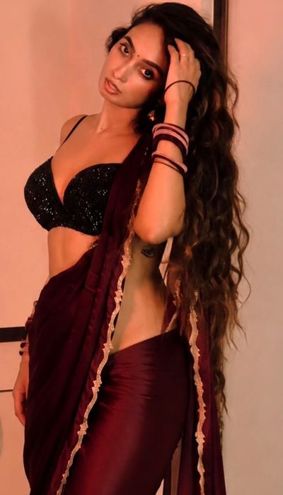 Pics: Aparna Reddy Flaunts Toned Waist In Ethnic Avatar