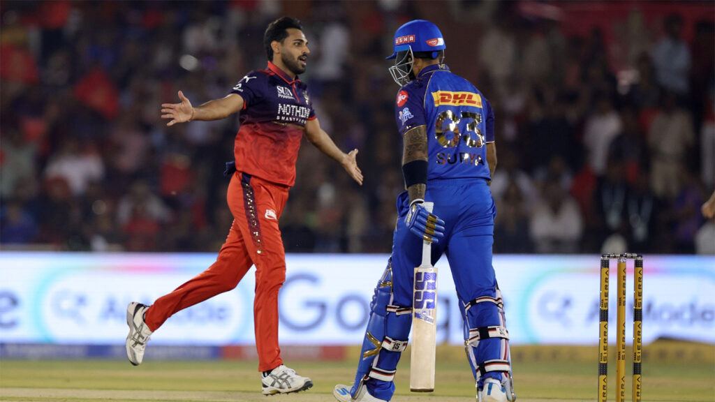 Bhuvneshwar Kumar celebrates RCB victory