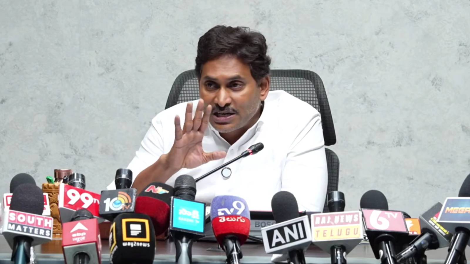 వివేకా హత్య - వైఎస్ మరణం...జగన్ కు ఆ నైతికత ఉందా.?