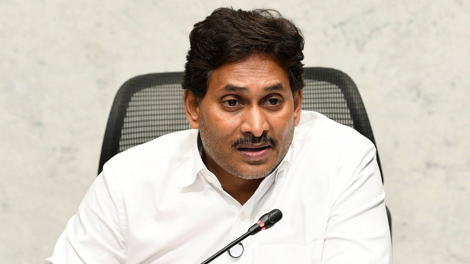 జగన్ తెలియక తప్పులు చేస్తున్నారా?