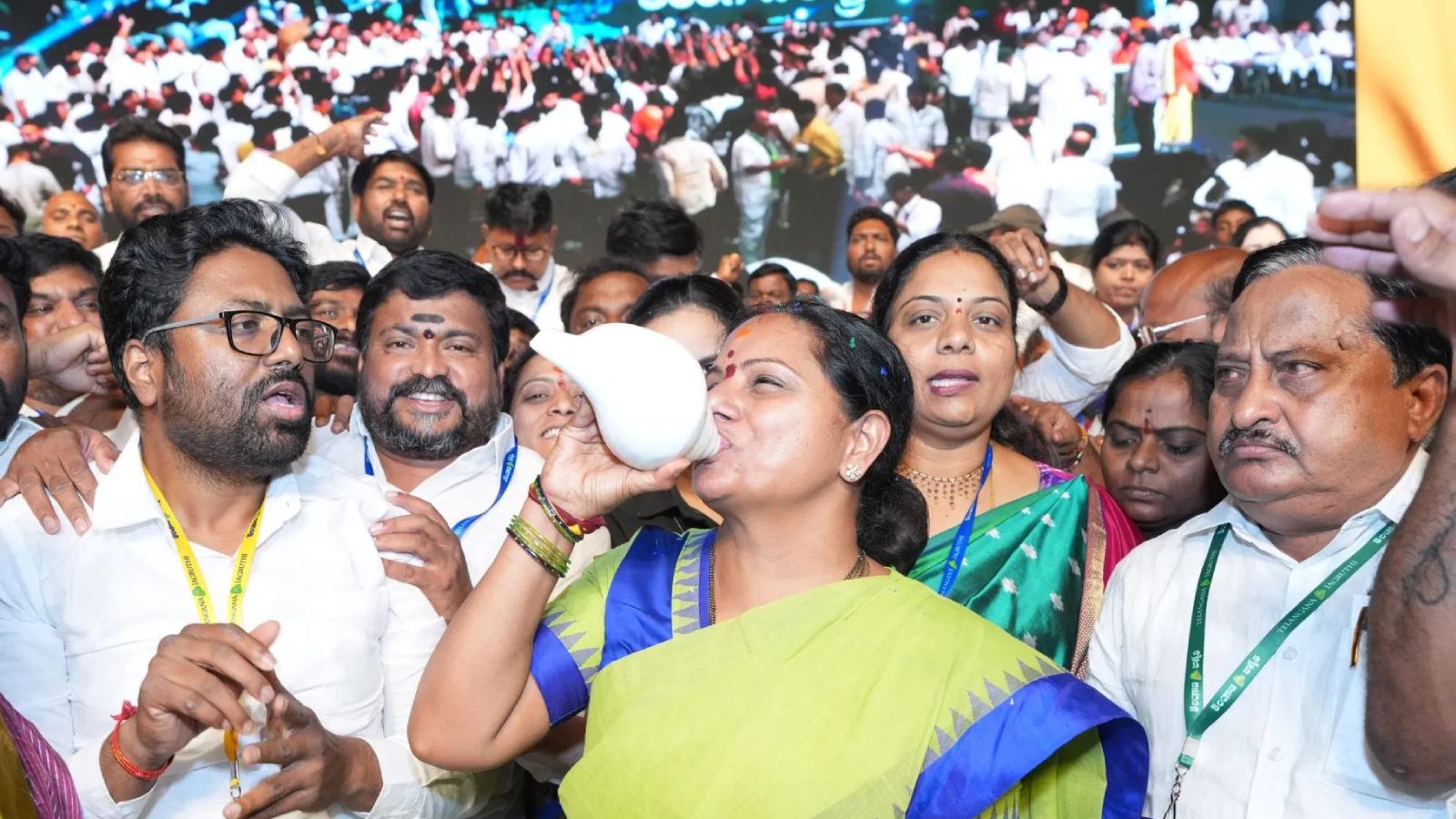 Kavitha KCR political clash