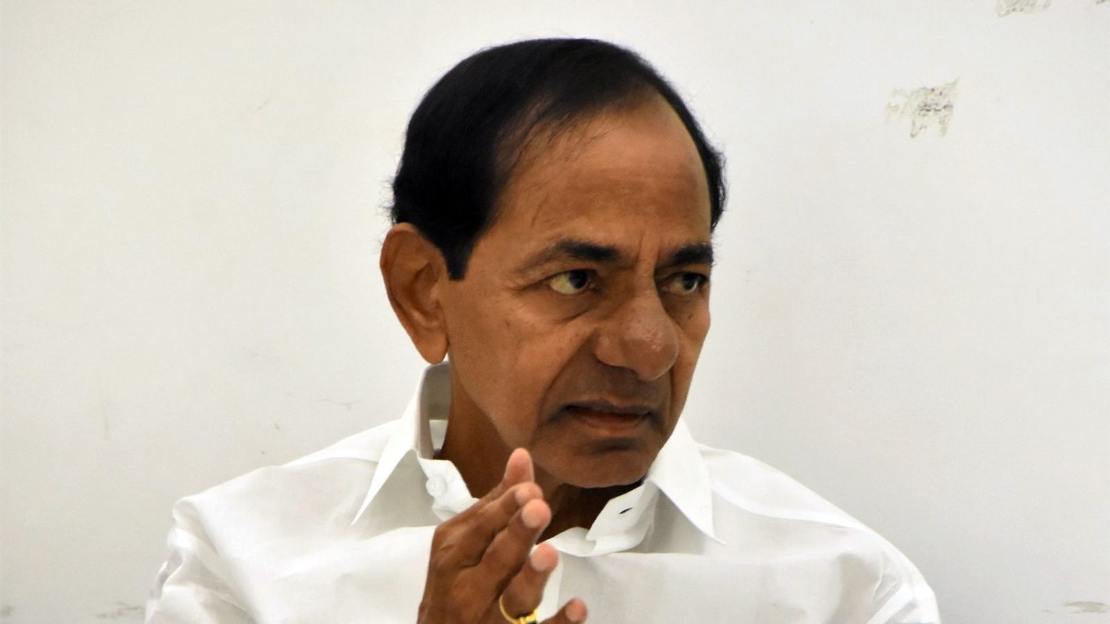 కేసీఆర్‌ వైఖరి మారాలి.. కుర్చీలు కాదు!