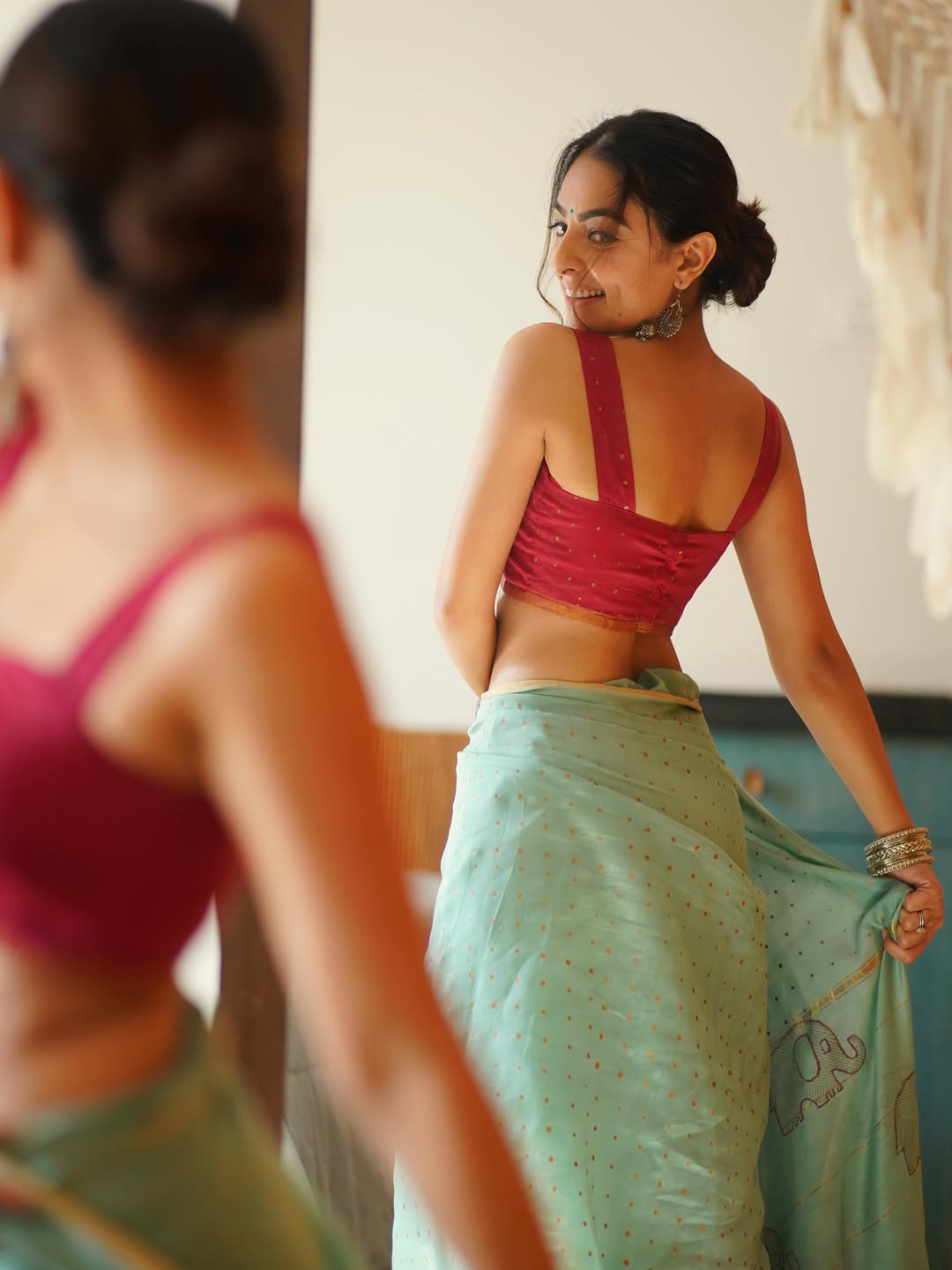 Maira Doshi Looking Back Smiling In Saree Photo