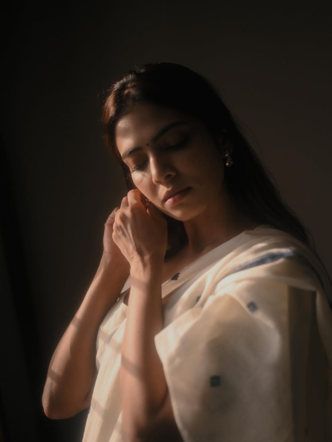 Malavika Mohanan Side Profile Elegant Saree Pic
