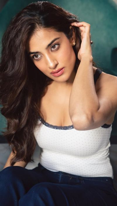 Pics: Miloni Jhonsa Radiates Clean Effortless Glamour